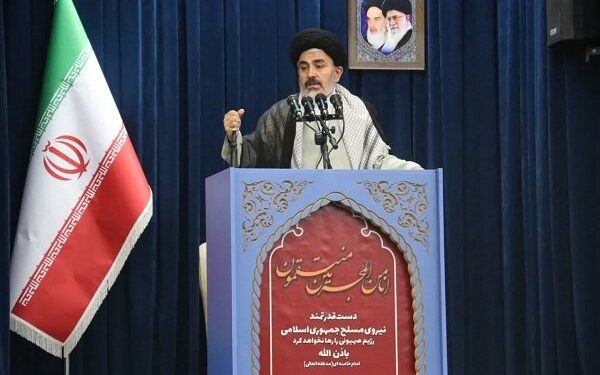 وحدت جامعه اسلامی راه حل مشکلات مسلمانان در مقابل استکبار جهانی است