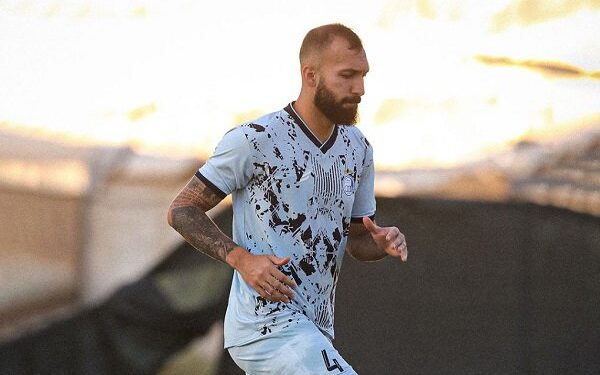 تماشای بازی با تاجیکستان از جایگاه هواداران توسط ۳ ملی‌پوش ایران