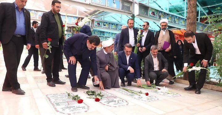 ادای احترام معاون رئیسجمهور به مقام شامخ شهدا در قم