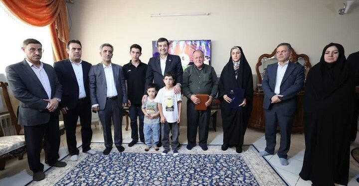 وزیر ورزش و جوانان با خانواده شهید رضا نجفی در زنجان دیدار کرد