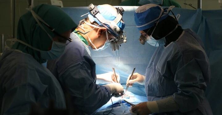 موفقیت تیم جراحی بیمارستان شهید محمدی در درمان سرطان روده بزرگ