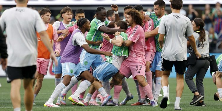 شب جنجالی یاران مسی و درگیری در یک فینال؛ سوارز بازهم حرکت زشت کرد!