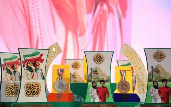 تجلیل از پیشکسوتان ورزشی و خانواده شهدا در اختتامیه «قهرمان شهر»