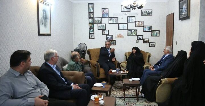 استاندار خراسان رضوی با خانواده شهید محمود کاوه دیدار کرد  