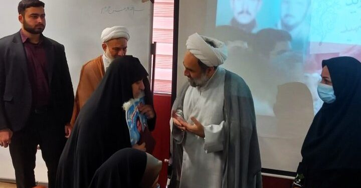 تقدیر از خانواده تنها شهید جنگ ۱۲ روزه سیستان و بلوچستان در همایش وحدت