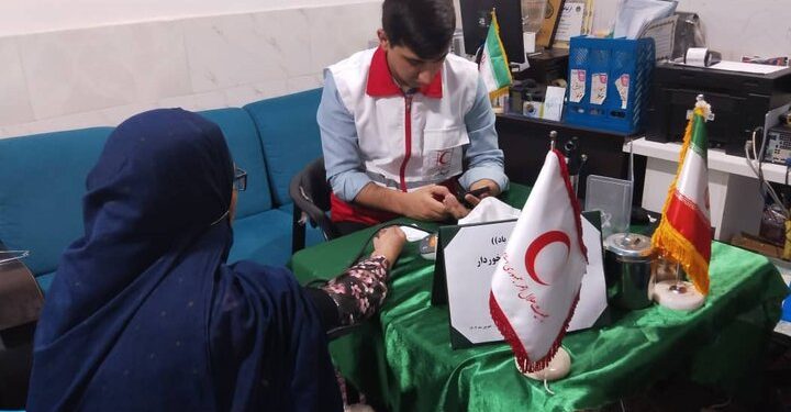 ارائه خدمات رایگان داوطلبانه در محل نخل پیرمرد بندرعباس توسط هلال‌احمر