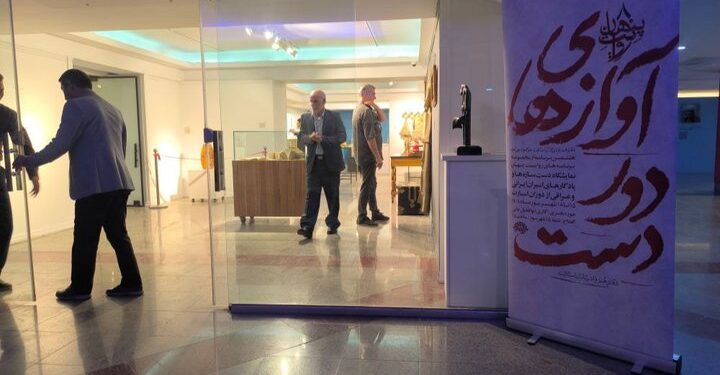 نمایشگاه «آوازهای دور دست» افتتاح شد؛ آزادگان از محدودیت‌ها گفتند