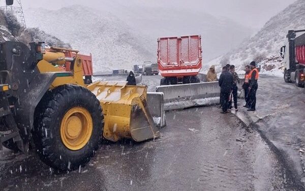 شهرکرد- معاون فنی و ساخت راههای روستایی ادارهکل راهداری و حمل و نقل جادهای چهارمحال و بختیاری گفت: عملیات تعریض محور ارتباطی دهستان موگویی در گردنه عسلکشان با سرعت در حال انجام است.