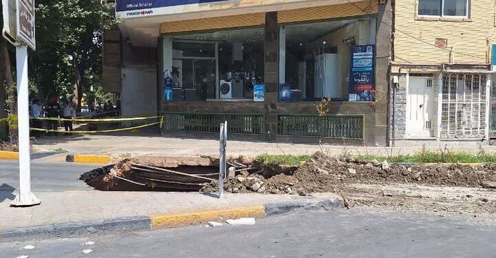 ایجاد حفره ۱۵متری درخیابان هشت‌بهشت غربی اصفهان