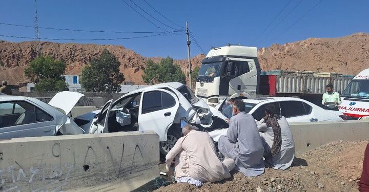 مصدوم شدن ۵ نفر بر اثر تصادف دو خودرو در محور نرماشیر- کامرانیه