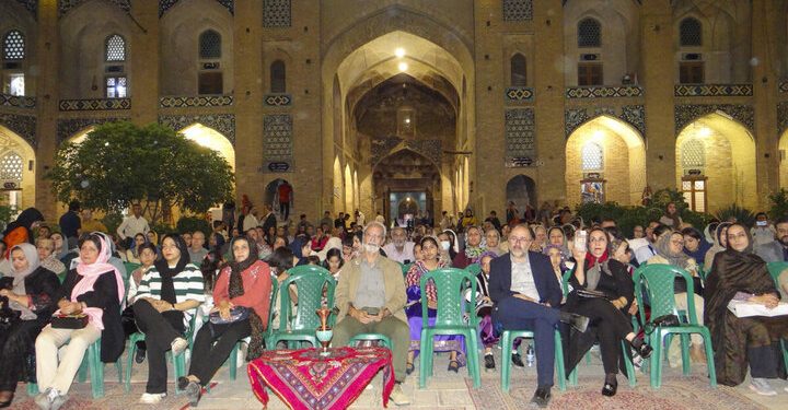 طنین شاهنامه‌خوانی در کاروانسرای جهانی گنجعلیخان کرمان می پیچد