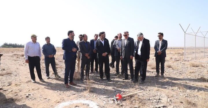 کلنگ زنی احداث ۱۵ کیلومتر شبکه فشار متوسط در بخش خلجستان قم