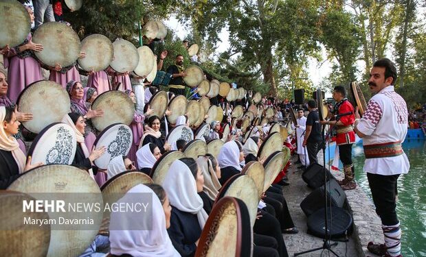 اجرای موسیقی محلی قشمه خراسان شمالی در همایش دف نوازان در بجنورد