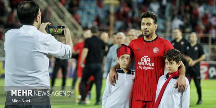 ورود کاروان تراکتور به دبی امارات برای بازی نخست در لیگ نخبگان