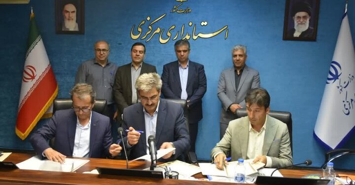 تفاهمنامه سهجانبه توسعه نیروگاههای خورشیدی بامی در اراک امضا شد
