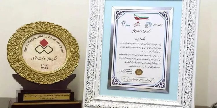 درخشش بانک ملی ایران در جشنواره روابط عمومی؛ دریافت نشان عالی مسئولیت