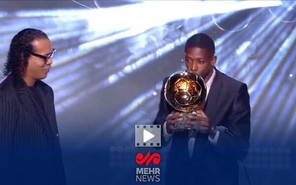 لحظه اعطای توپ طلا به عثمان دمبله