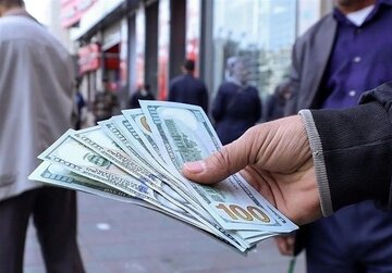 گزارشی از وضعیت خرید و فروش دلار در بازار آزاد/ قیمتها چه تغییری کرد؟