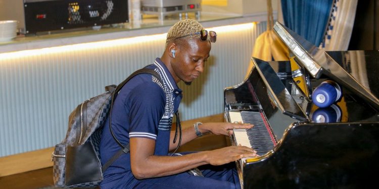 عکس | وقتی ستاره استقلال پیانو می‌زند!