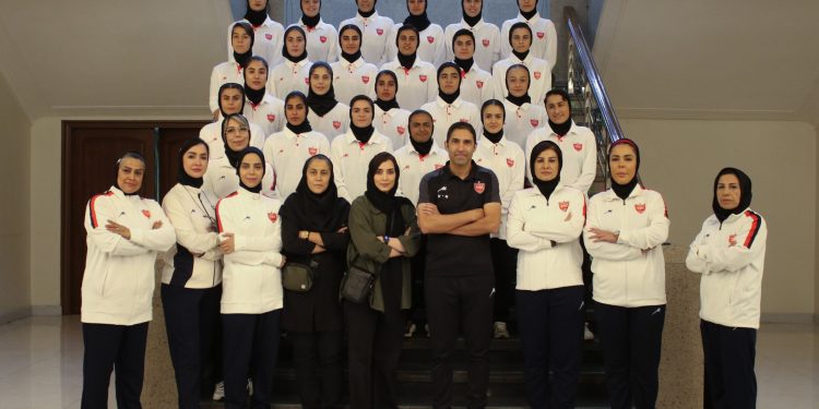 عکس| وحید هاشمیان میهمان تیم زنان پرسپولیس