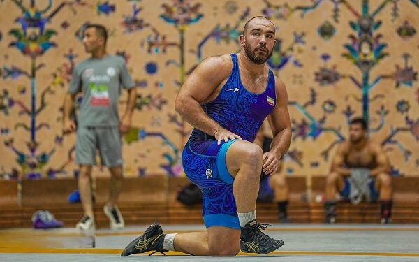 پیروزی قاطع امیرحسین زارع در مسابقات جهانی کشتی