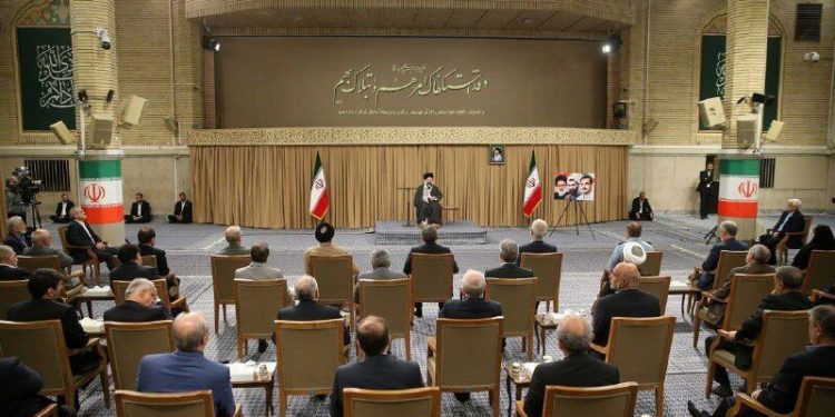 معیشت مردم مهم‌ترین مسئله است