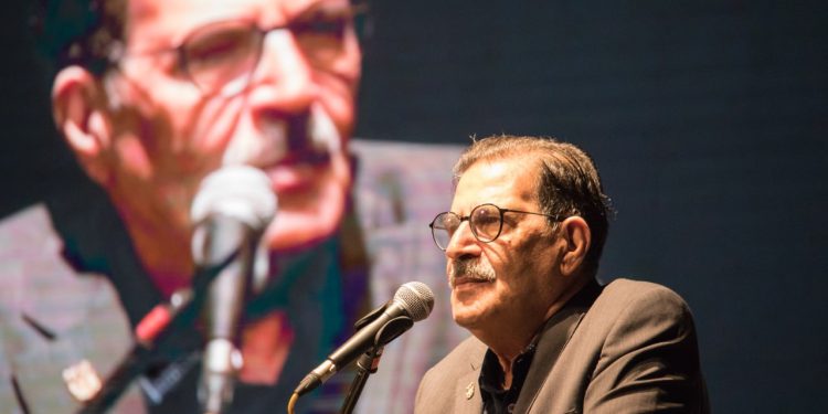 داستان‌نویسان در غار تنهایی خود به سر می‌برند!