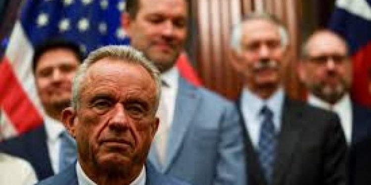 اعتراض ۹ رئیس پیشین CDC به تصمیمات وزیر بهداشت کندی؛ او سلامت مردم را به خطر انداخته است