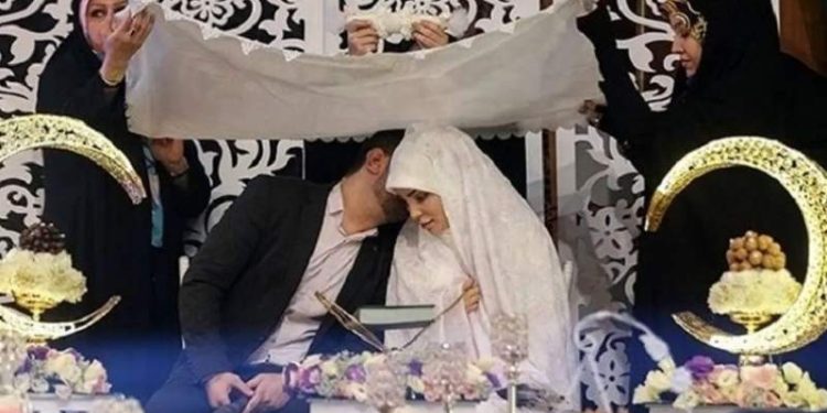 کارت اعتباری روی میز عروس و دامادها