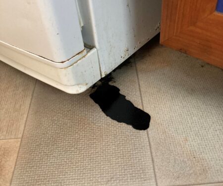 علت روغن ریزی یخچال چیست؟ معرفی دلایل + راه حل های تخصصی