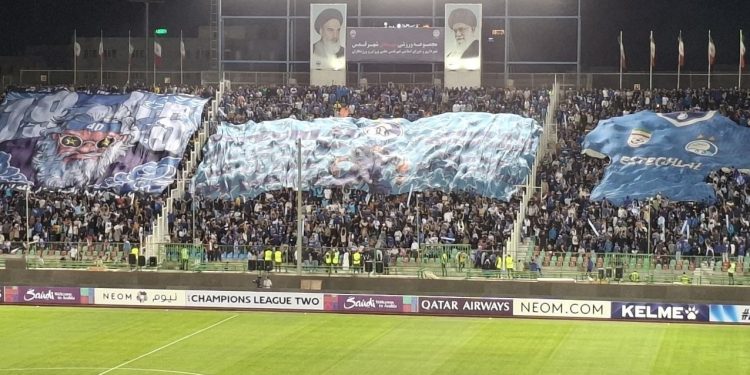 اهتراز پرچمهای بزرگ آبی در ورزشگاه و شعار هواداران علیه پرسپولیس تصاویر