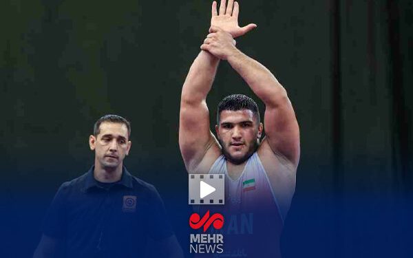 احترام نظامی و دور افتخار با پرچم ایران توسط محمدنژاد پس از قهرمانی