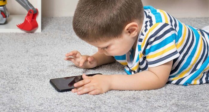 قربانیان کوچک فناوری/ استفاده زیاد از تلفن همراه کودکان را به طیف اوتیسم نزدیک میکند