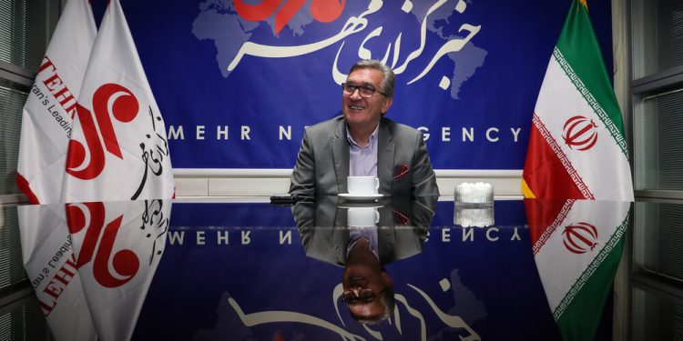 وحید هاشمیان بدون رقیب سرمربی پرسپولیس ماند!