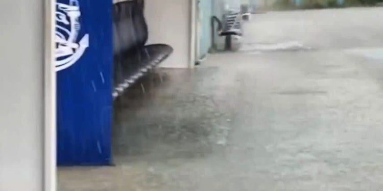 زمین ورزشگاه «سیروس قایقران» زیر آب؛ احتمال لغو دیدار ملوان – خیبر