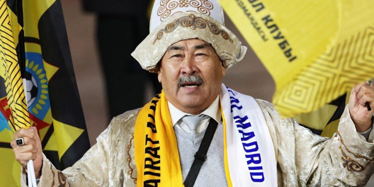 عکس| هوادار خوش لباس قزاق مقابل رئال‌مادرید