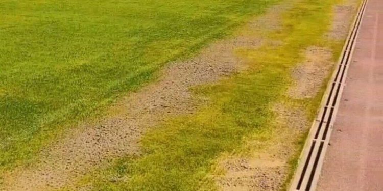 عکس| چمن ورزشگاه تراکتور بعد از بازسازی زرد شد!