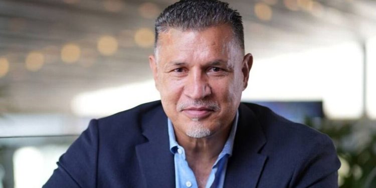 خواننده معروف برای علی دایی “خلیج فارس” خواند