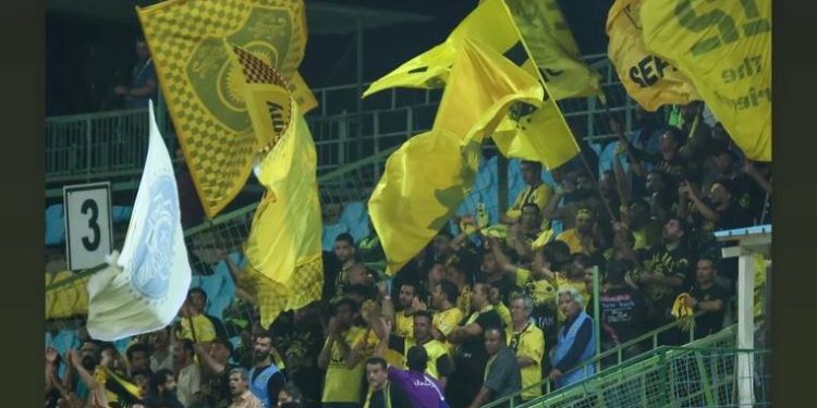 خبر : حسین حسینی پشیمان شد؛ دلجویی از سپاهانی‌ها با یک استوری