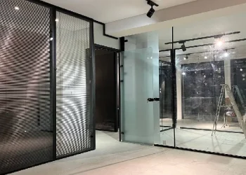 پارتیشن شیشه ای ارزان یا لوکس؟ بررسی تفاوت قیمت و کیفیت