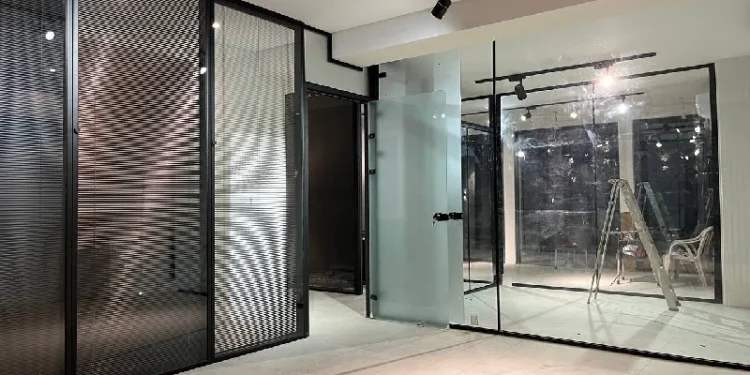 پارتیشن شیشه ای ارزان یا لوکس؟ بررسی تفاوت قیمت و کیفیت