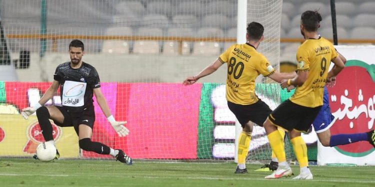 احضار شبانه حسینی به کمیته انضباطی سپاهان