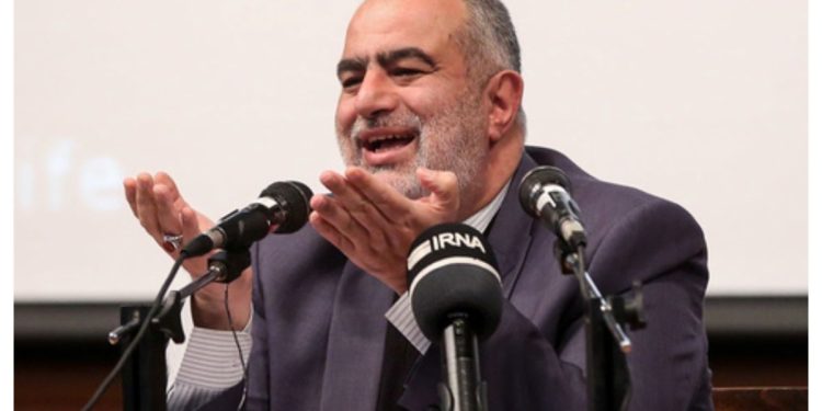 حسام الدین آشنا: اول «کودک درونتان را کنترل کنید، بعد مناظره کنید!»