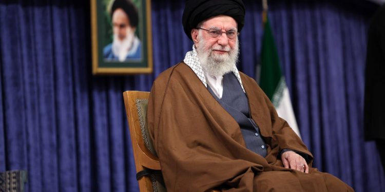 رهبر انقلاب به ترامپ: شما چه کاره هستید که برای ایران تعیین تکلیف می‌کنید؟!