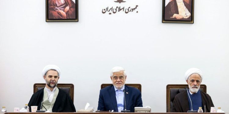 عارف: اولویت دولت تأمین کالاهای اساسی است؛ همکاری دو قوه ادامه دارد