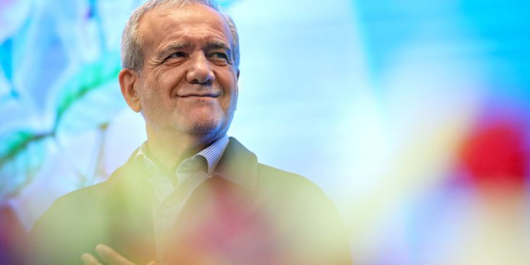 پزشکیان: در پرداخت حقوق کارکنان هم به مشکل برخوردیم