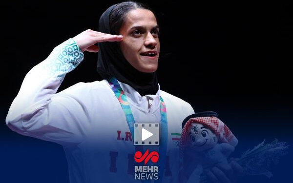 احترام نظامی سارا شفیعی هنگام اهدای مدال طلای بازیهای کشورهای اسلامی