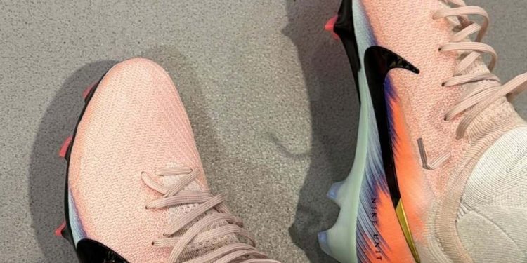 درج نام بازیکن بارسلونا روی کفش‌های ستاره رئال مادرید عکس