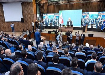 قدردانی پزشکیان از وزارت نفت برای سرعت در جمع‌آوری گازهای مشعل