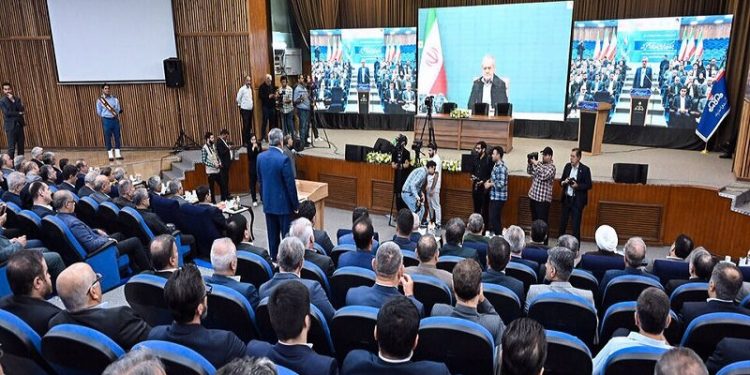 قدردانی پزشکیان از وزارت نفت برای سرعت در جمع‌آوری گازهای مشعل